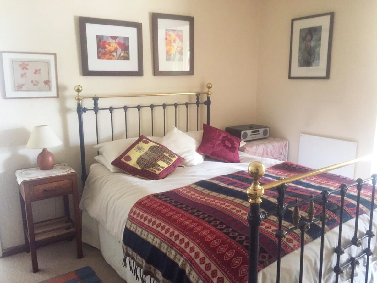 主卧配有双人床，毗邻起居区/书房和套内卫生间设有沙发