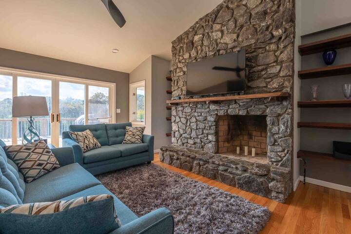 Water, Electric, WiFi, PETS Sleeps 11. Near Aville gallery image 4