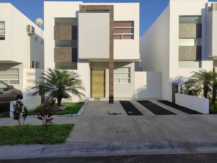 Relajante Vivienda  En Manta, Excelente Ubicación. - Manta