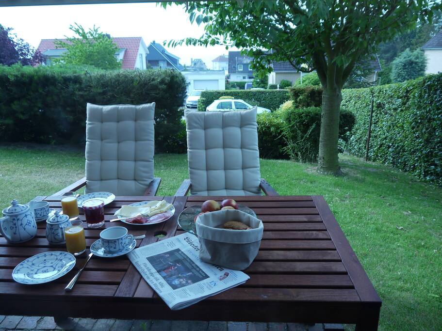 Frühstück auf unserer Terrasse - ruhige Lage in der zweiten Reihe