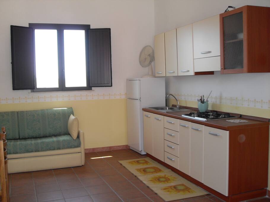 Cucina abitabile fornita di tutto con Divano letto