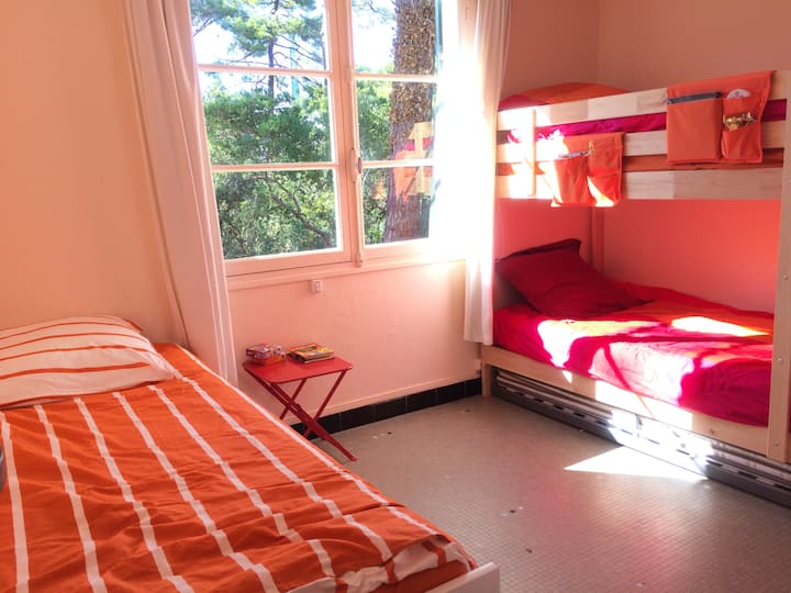 Dhomë gjumi 3-4 krevate tek ose krevat dopio + 2 krevate tek