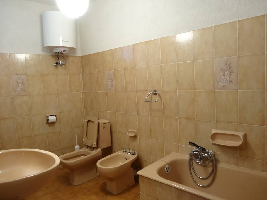Bagno con vasca e finestra