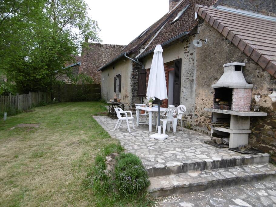 La terrasse devant la maison ensoleillée toute la journée
