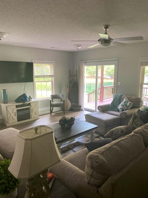 Top Airbnb: “Peaceful Retreat” 2 BR/ 1 Bath Bungalow. Sleeps 6 in Kannapolis