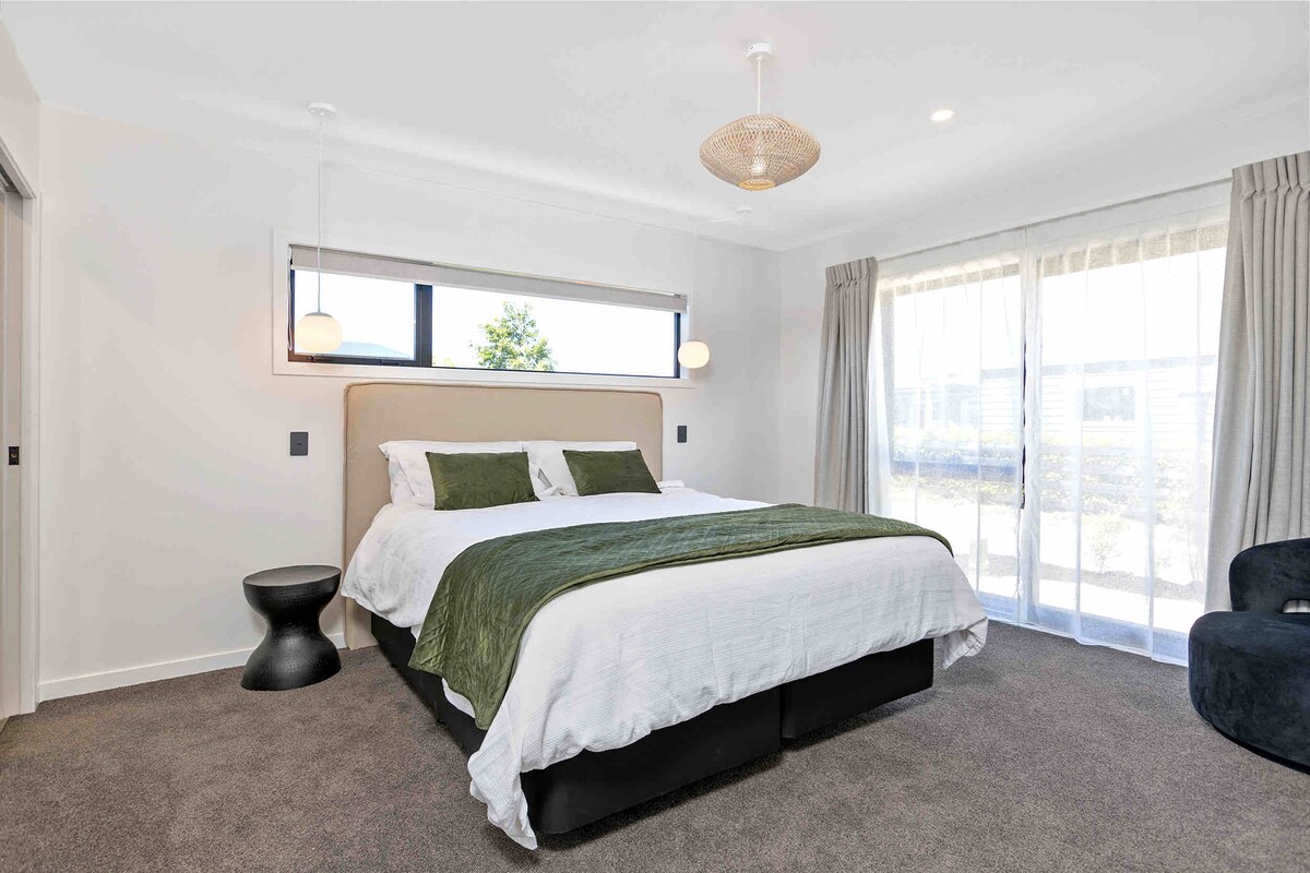 ห้องมาสเตอร์สวีท: เตียงคิงไซส์ตู้เสื้อผ้าแบบวอล์กอินห้องน้ำในตัว 