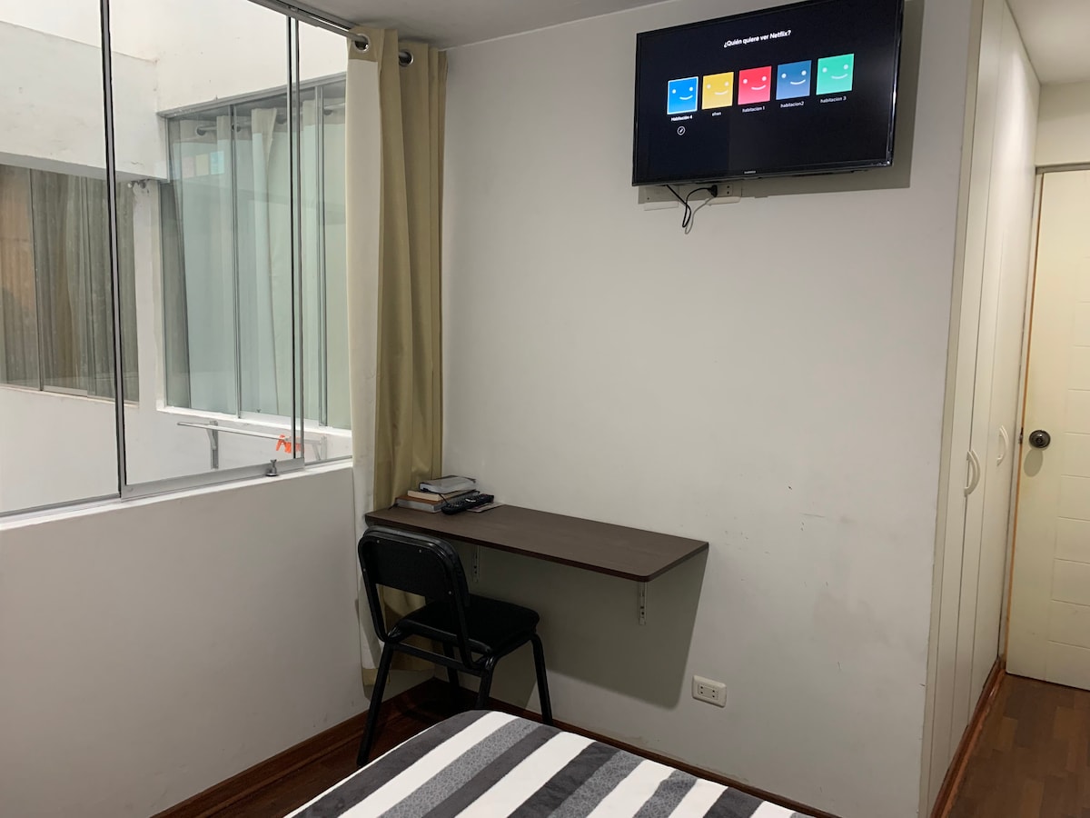 استمتع بجناح هادئ ومريح مع شريكك، ومجهز بجناح ذكي و Netflix لرؤيته من السرير. بالطبع، يحتوي على مرحاض ودش خاصين به في نفس الغرفة وفقط من أجلك.