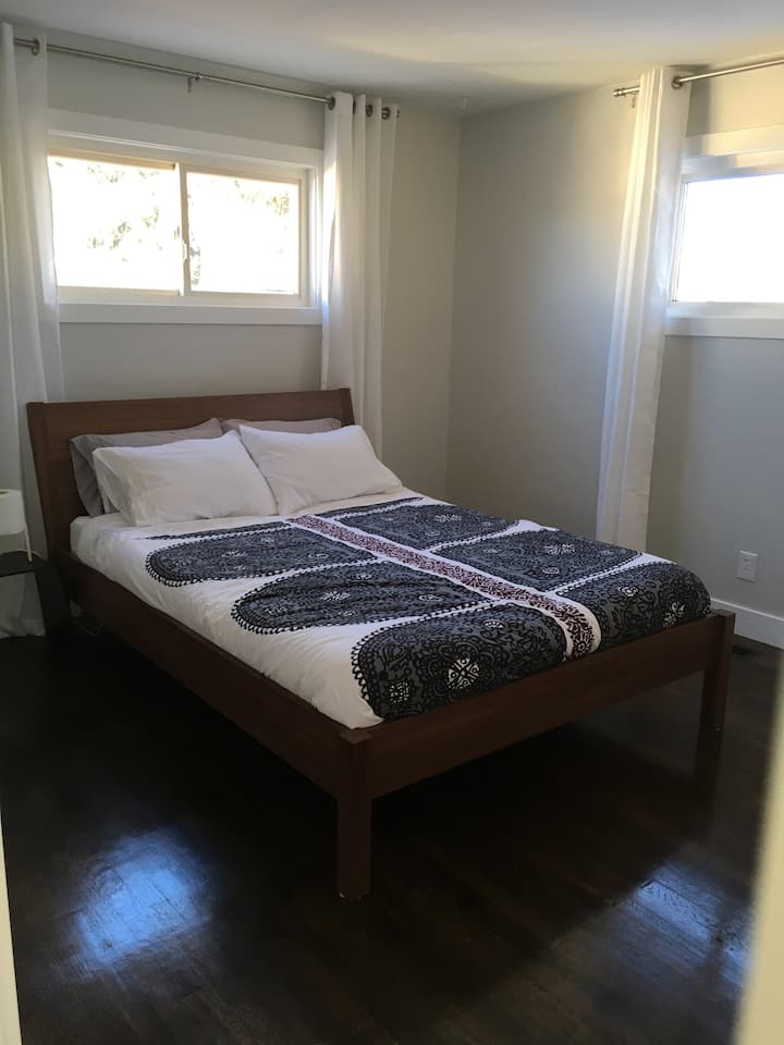 Chumba cha kulala cha Master kilicho na kitanda cha malkia