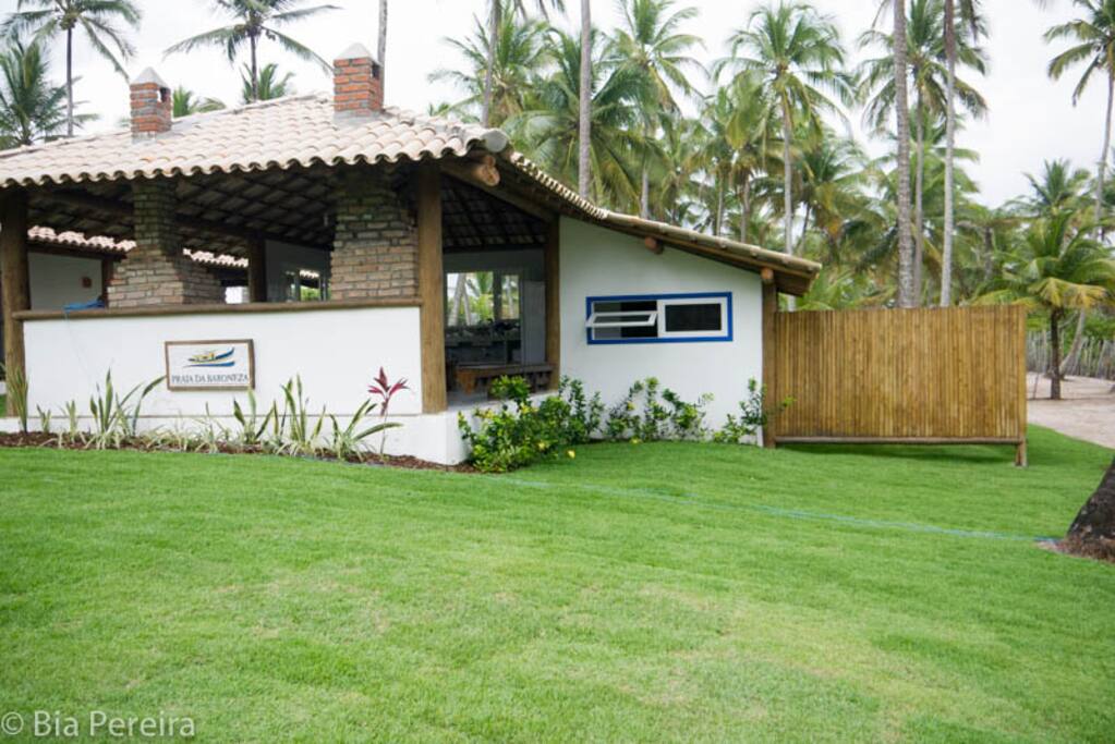 Cozinha externa com despensa, churrasqueira e forno.