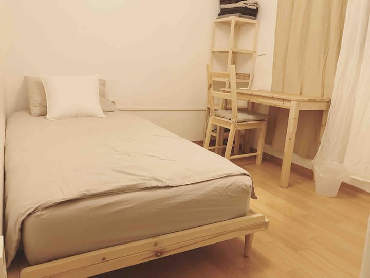 Единична стая Б е за един човек. 
2,6 м x 2,8 м

Стаята с маса, стол, стойка, климатик, стойка за дрехи, рафт, сешоар, кърпи, овлажнител и органични 100% памучни тъкани. Всяка стая е свързана с бърз гига - Wi - Fi.