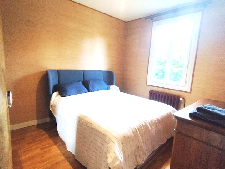 ห้องพักของพ่อแม่ที่ชั้นล่างมีเตียงคู่ขนาดใหญ่ (160 ซม.)