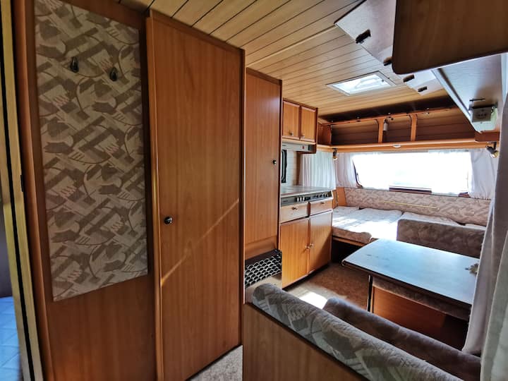 ด้านหลังเป็นเตียงคู่ ขณะนี้มีที่นอนที่สะดวกสบายมากขึ้นที่นี่