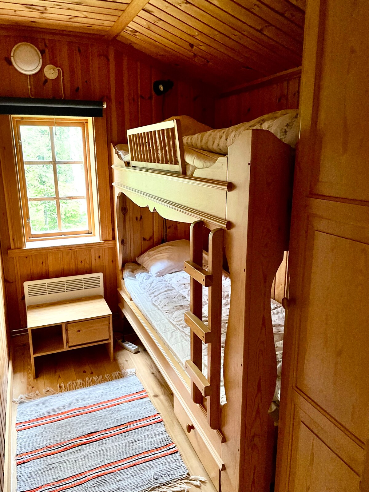 Na raspolaganju su 2 jastuka i popluna u spavaćoj sobi. Ormar i ormarići za odlaganje ispod kreveta