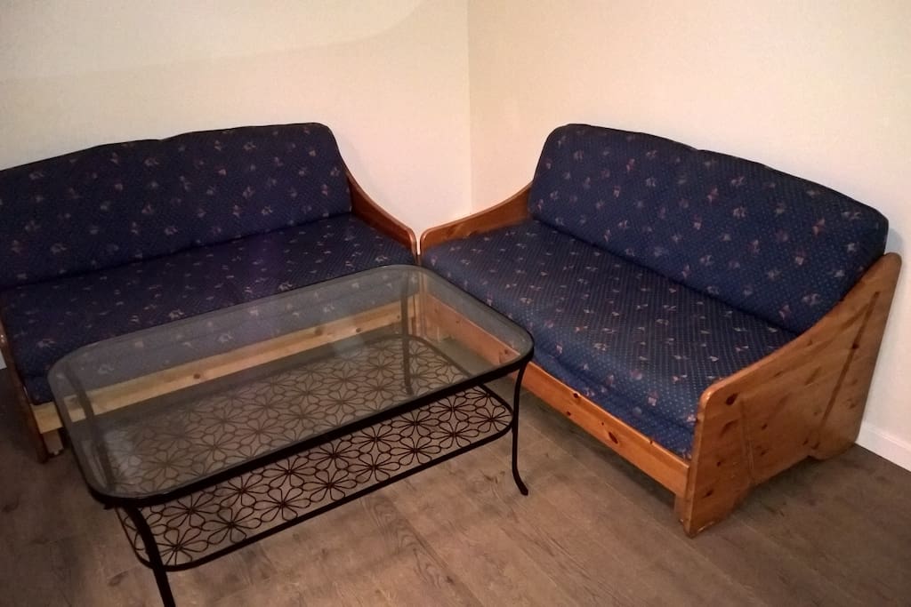 To sovesofaer med plass til 2 i hver