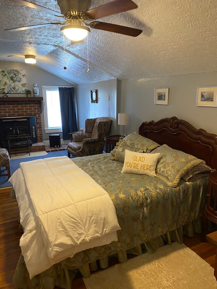 Spálňa veľkosti Queen s vlastnou kúpeľňou. Izba č.9