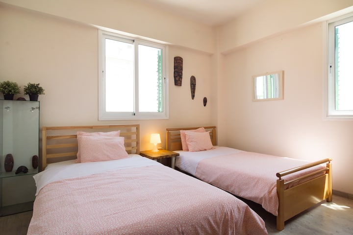 Quarto com duas camas de solteiro com lençóis de qualidade e travesseiros confortáveis.  AC poderoso e confortável.