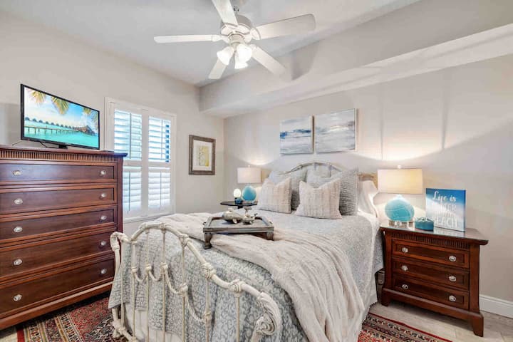 Queen bed with attached full bathroom.  Also includes a thick foam mattress and bedding for an extra sleeper.