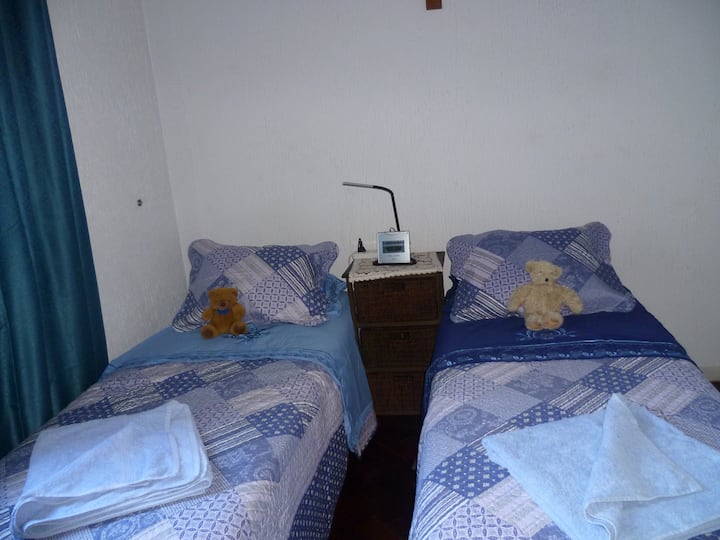 Два единечни кревета и кауч на спуштање во втората спална соба