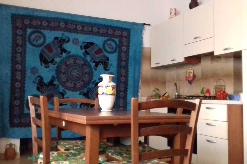 Cucina attrezzata.