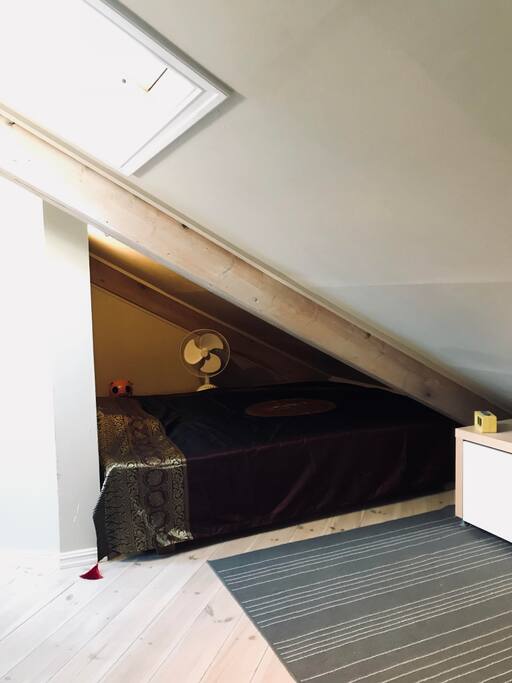 The bed is 140 cm x 200 cm