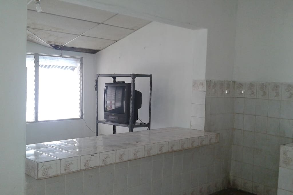 CASA COMODA FRESCA VENTILADA SALA Y COMEDOR DIVIDIDO POR EL DESAYUNADOR O BARCITO