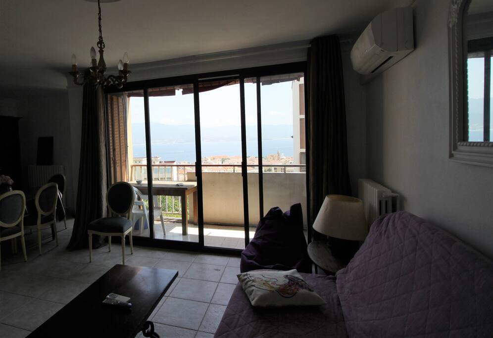 Le salon, vue mer
