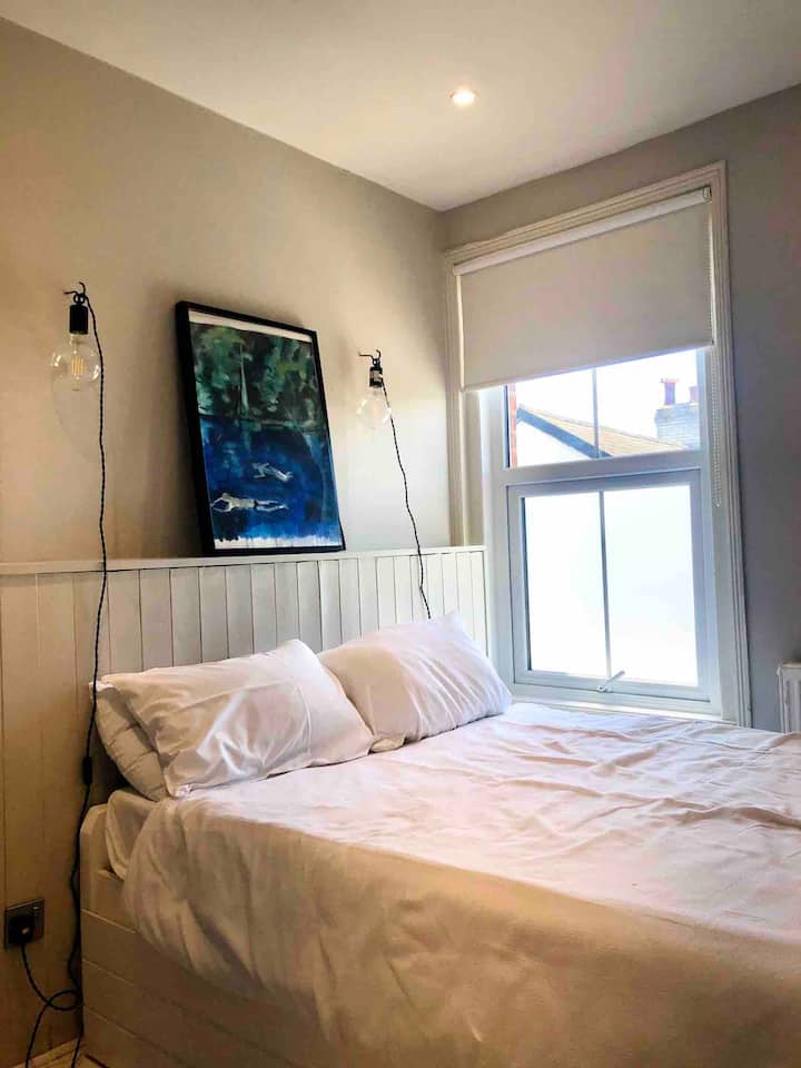 Quarto de casal pequeno no primeiro andar (cama de 4’6”com gavetas de armazenamento embaixo). Banheira de chinelos também neste quarto.