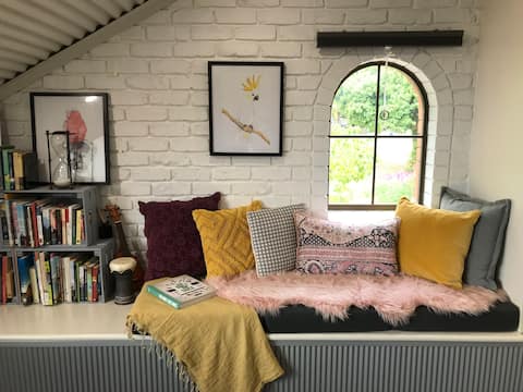 Top Airbnb: The Library Loft-Retreat: City & sea views, peace. in Adelaide Hills Council