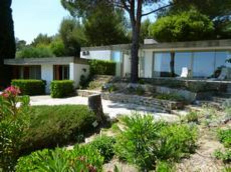 Villa 4 chambres (3 plein sud, 1 ouest), séjour et cuisine vue mer avec 2 terrasses et piscine en contre-bas