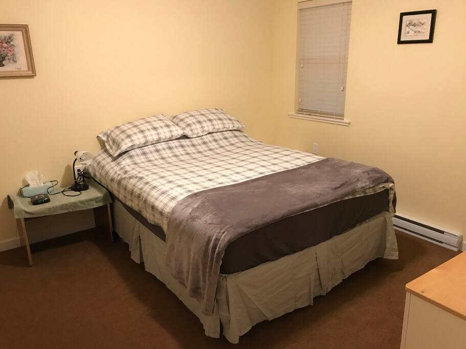 Bedroom, queen bed