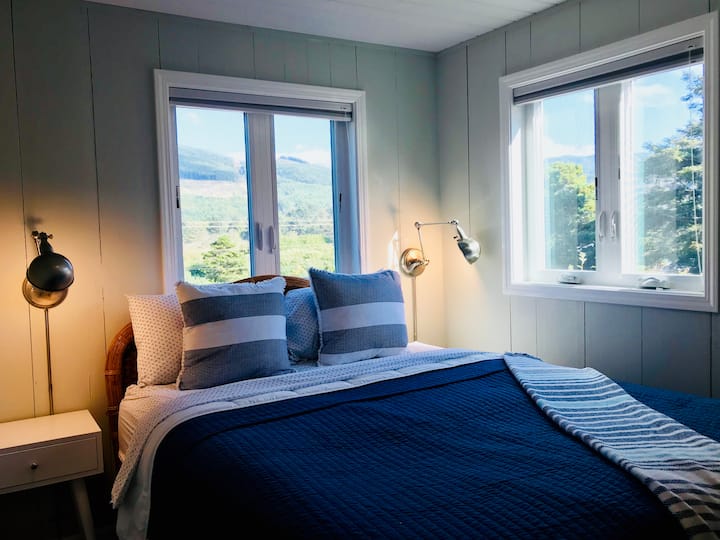 Spálňa s manželskou posteľou Queen #2 s výhľadom na jazero Lytle