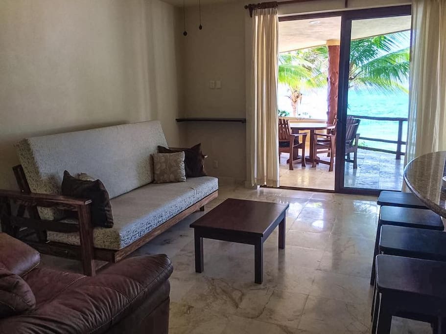 Hermosa vista al mar desde la sala.