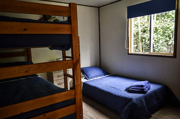 Habitación con litera y cama individual