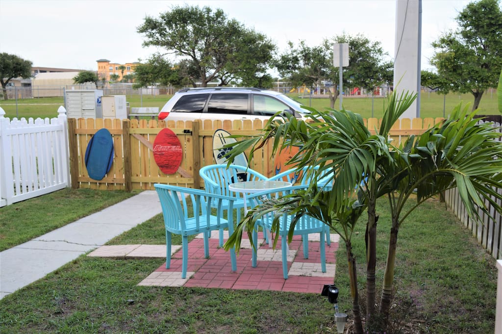 Relaxing fenced-in front yard, front parking & 2 more in back