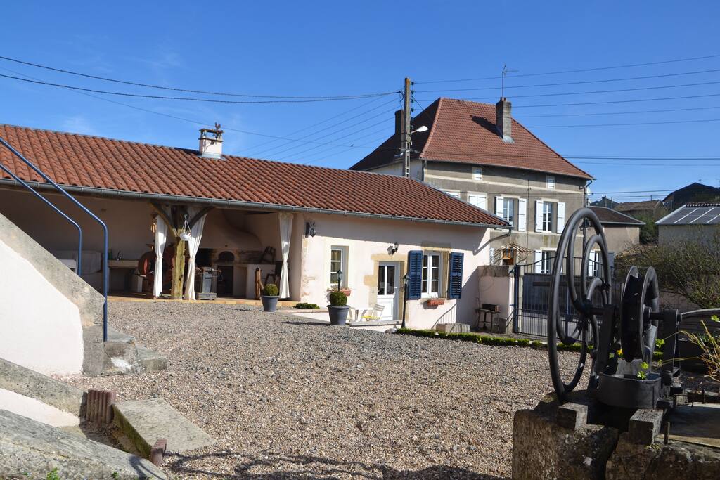 Le studio et la cour.