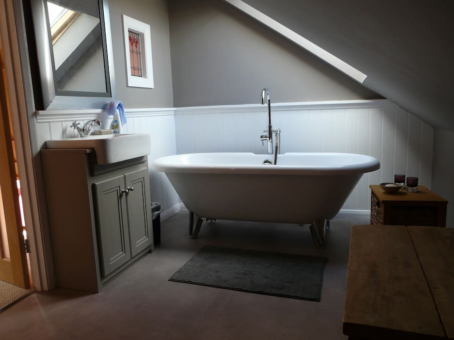 Ensuite bathroom with freestanding bath/shower