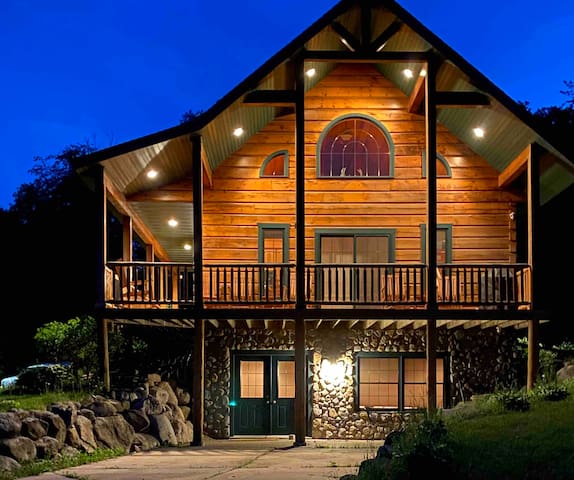 Lakeview Lodge, 3 BR, 2 BA fully outfitted retreat