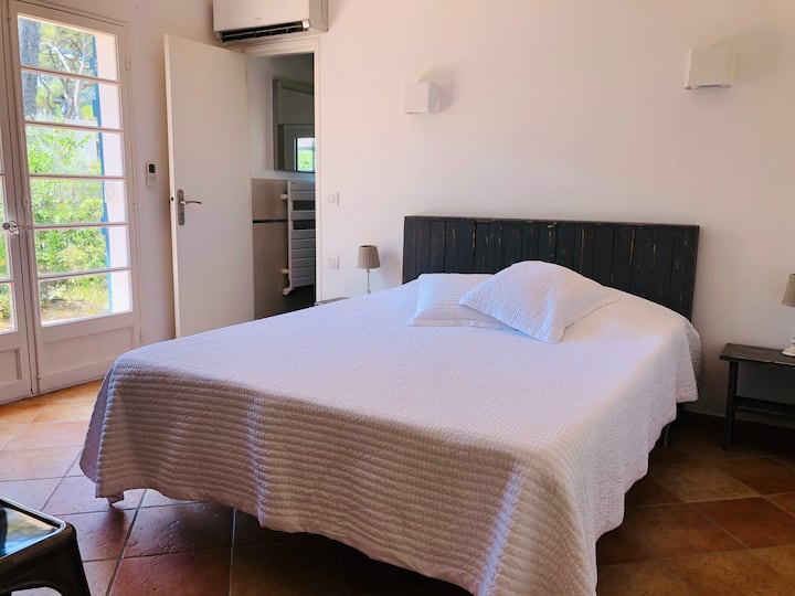 Dhoma e gjumit 4. Krevat dopio, gardërobë, dush ngjitur.  Ventilator me ajër të kondicionuar dhe  tavan.