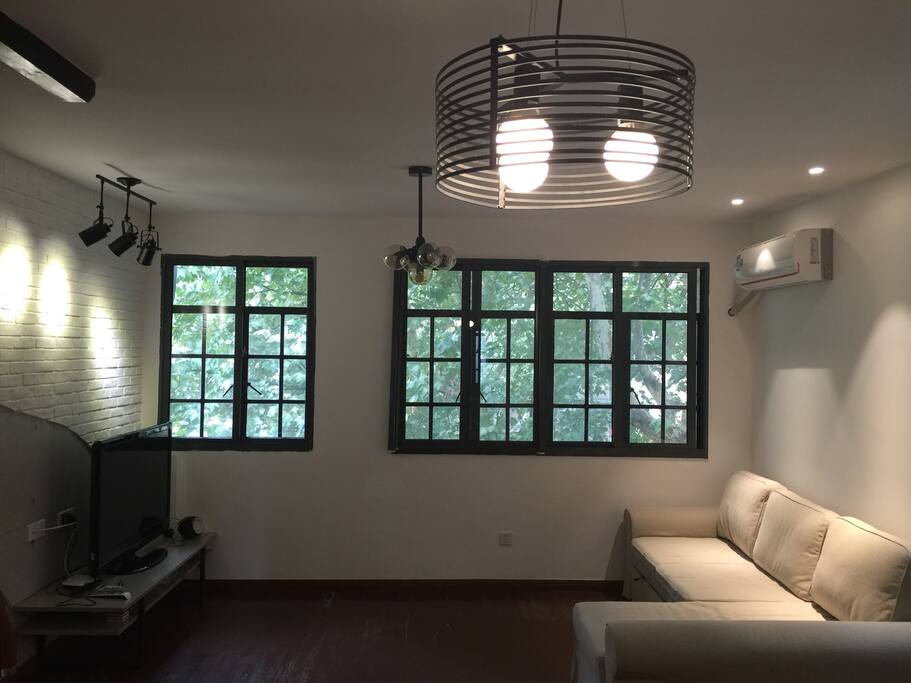 two broad windows face south.platan shade just makes a huge natrual curtain to protect your privacy,as well prevent the direct sunlight in the summer days.客厅朝南有两扇窗,采光绝佳。茂密的梧桐树叶象窗帘的遮挡保证了房间内的私密,也遮蔽了夏日刺眼的阳光直射到房间里。