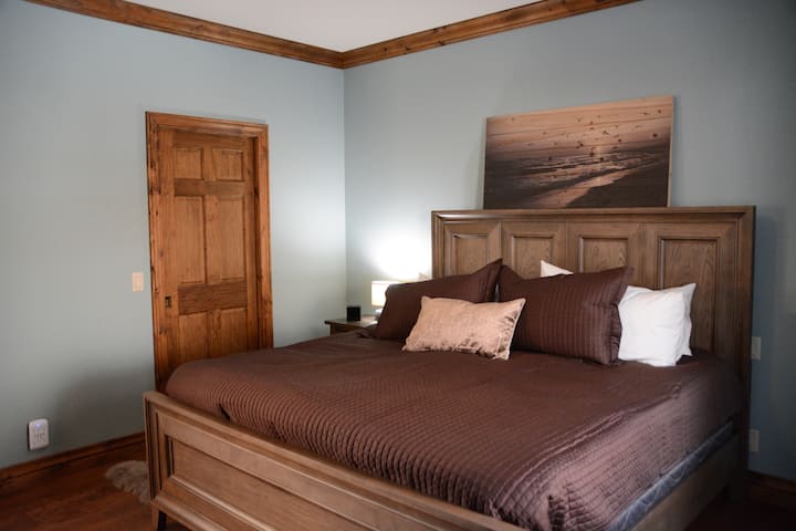 Glavna spavaća soba - bračni krevet (širine 180 - 200 cm)