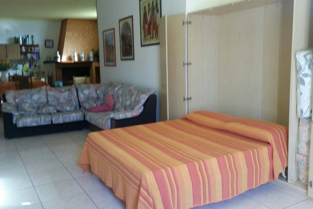 Salone con Letto matrimoniale a destra