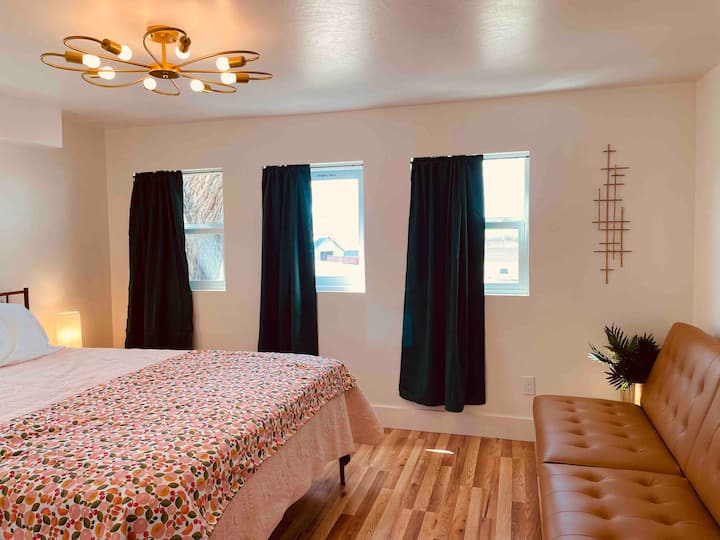 تحتوي غرفتا النوم على أريكة فوتون لمكان مريح لقراءة كتاب.  كما تحتوي غرف النوم على آلات صوت.