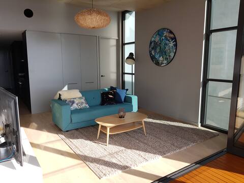 Top performing Airbnb: Foreshore Aerie – Escape to a Waterside Retreat in Kingston