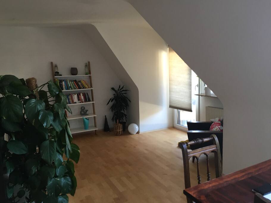 Wohnbereich mit Zugang zum Balkon