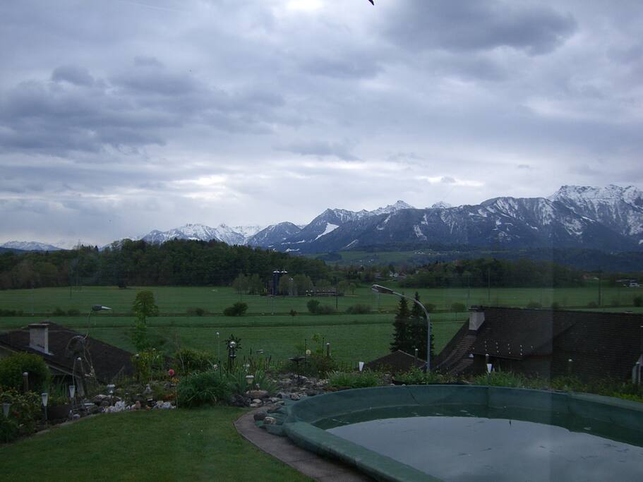 Pool mit Aussicht in die Berge