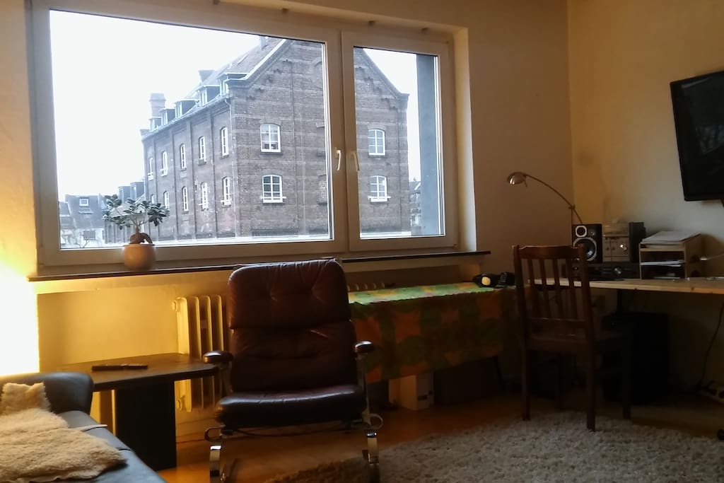 Mein Schreibtisch mit Medienecke