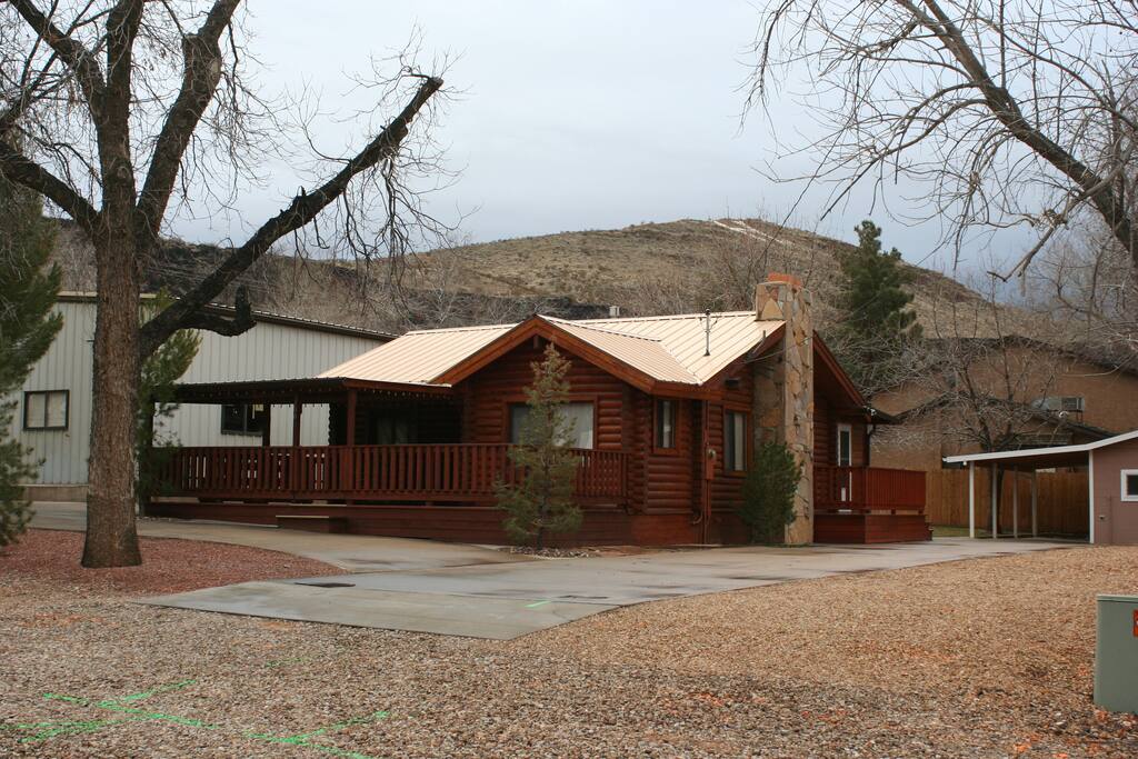 Hiking & riding distance from World Class trail systems.