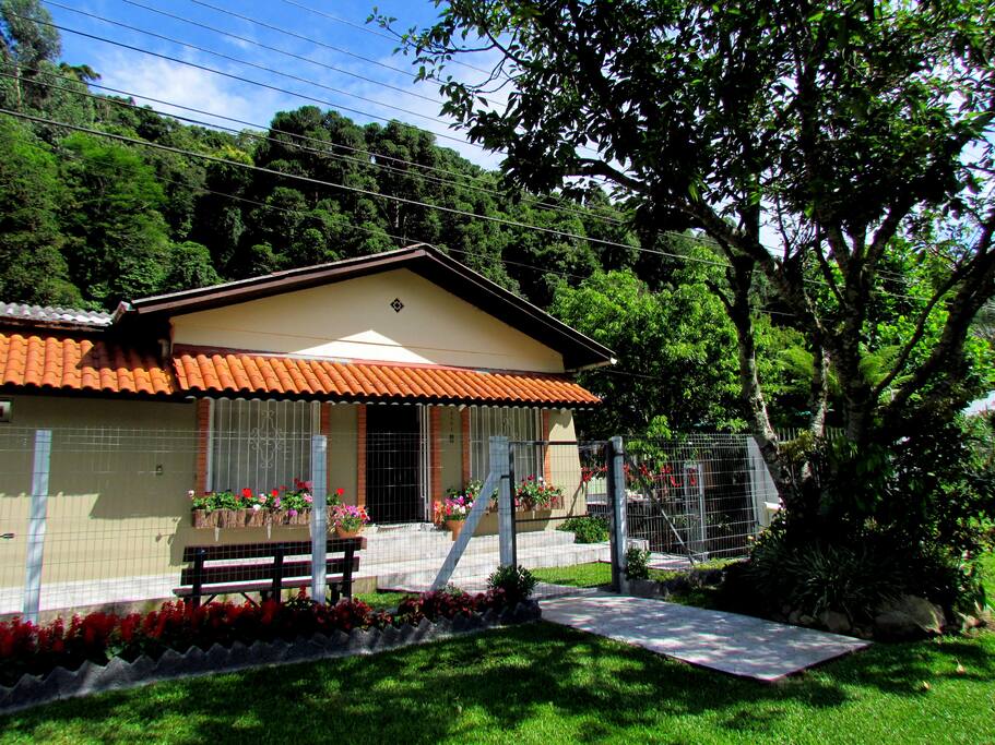 Casa de hóspedes que fica totalmente independente da casa dos anfitriões (que fica ao lado). Ótima localização na Serra Gaúcha, na beira da estrada que conecta a cidade de Nova Petrópolis à Gramado. Fácil acesso de carro ou ônibus (ponto bem em frente). Coordenadas GPS -29.3544131,-51.0412151