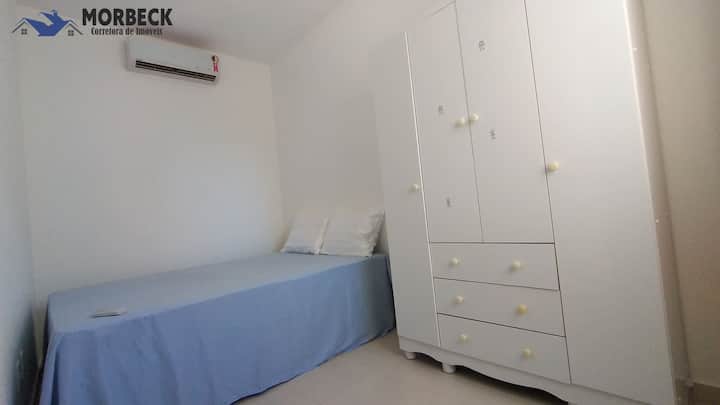 Chumba cha kulala kilicho na chemchemi ya sanduku, kabati, dirisha la kutazama bustani na kiyoyozi.