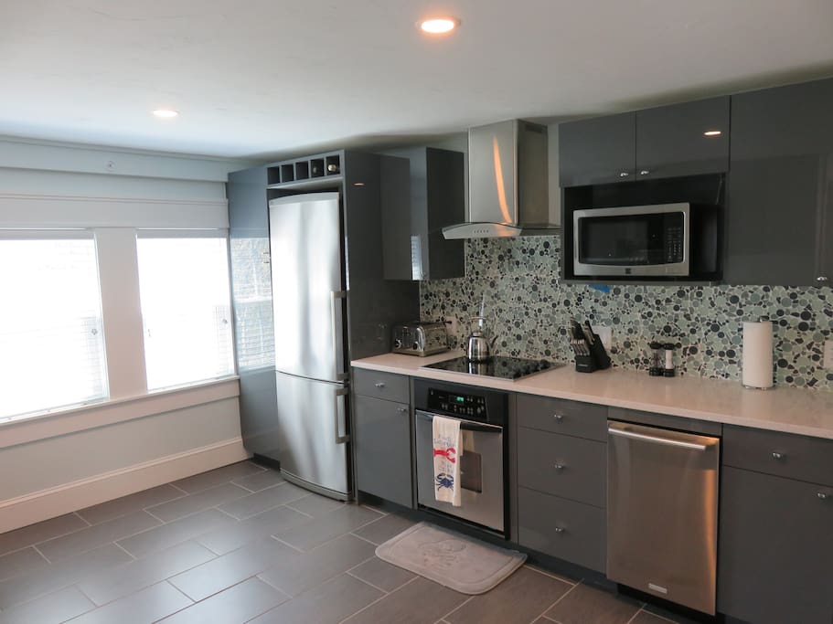 Kitchen without furniture (to show size).